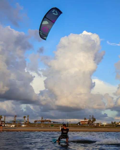Kitesurfen vs. Surfen - Was ist einfacher zu lernen?