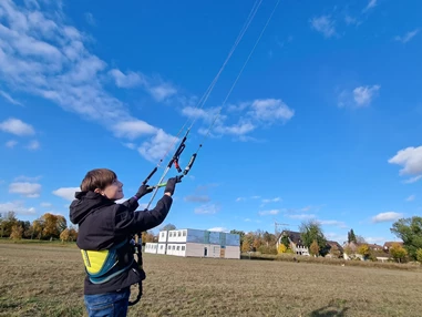 Kitesurf: Landkite-Kurse / Vorbereitungen fürs Kitesurfen auch für Kinder & Jugendliche  - Kite Fly High - Community / Shop / Schule München
