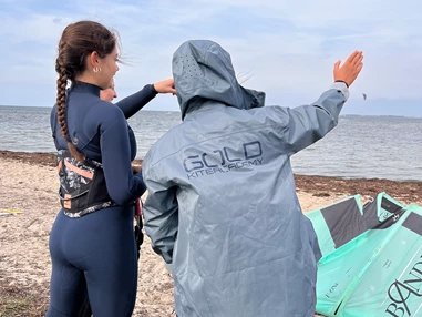 Kitesurf: Anfängerkurs_Kiter_am_Strand.png - Gold Kiteacademy Kiteschule Fehmarn
