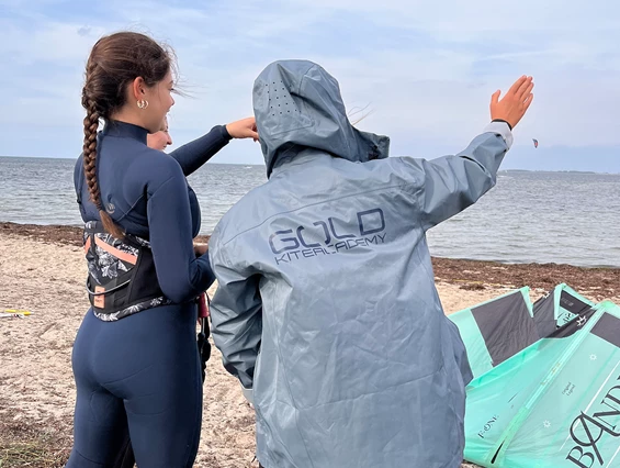Kitesurf: Anfängerkurs_Kiter_am_Strand.png - Gold Kiteacademy Kiteschule Fehmarn