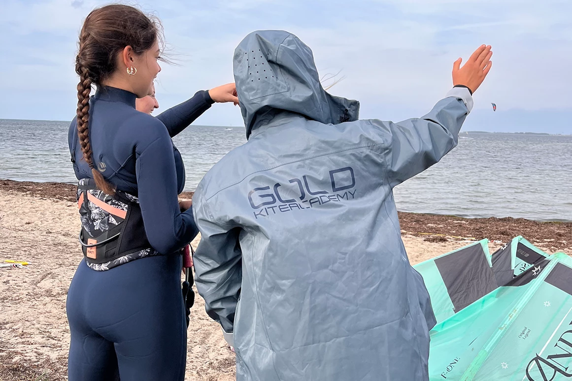 Kitesurf: Anfängerkurs_Kiter_am_Strand.png - Gold Kiteacademy Kiteschule Fehmarn