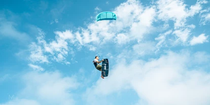 Kite school - Saisonzeiten: Juli - Schleswig-Holstein - Titelbild_Kiter_Sprung_im_Himmel.jpeg - Gold Kiteacademy Kiteschule Fehmarn