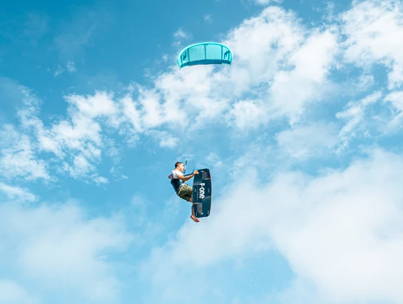 Kitesurf: Titelbild_Kiter_Sprung_im_Himmel.jpeg - Gold Kiteacademy Kiteschule Fehmarn