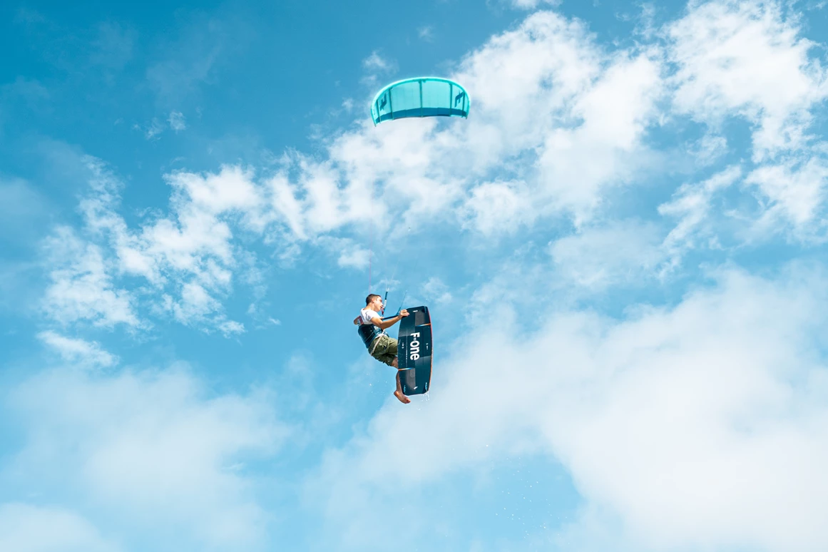 Kitesurf: Titelbild_Kiter_Sprung_im_Himmel.jpeg - Gold Kiteacademy Kiteschule Fehmarn