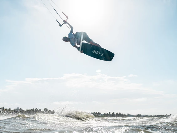 Kitesurf: Fortgeschrittenenkurs_Kiter_Sprung.png - Gold Kiteacademy Kiteschule Fehmarn