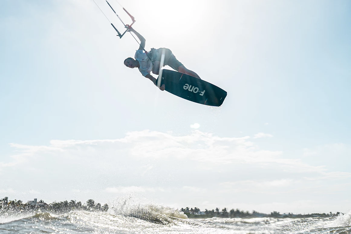 Kitesurf: Fortgeschrittenenkurs_Kiter_Sprung.png - Gold Kiteacademy Kiteschule Fehmarn