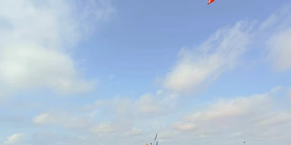 Kite school - Saisonzeiten: Juli - Schleswig-Holstein - Privatkurs_zwei_Kiter_im_Wasser.png - Gold Kiteacademy Kiteschule Fehmarn