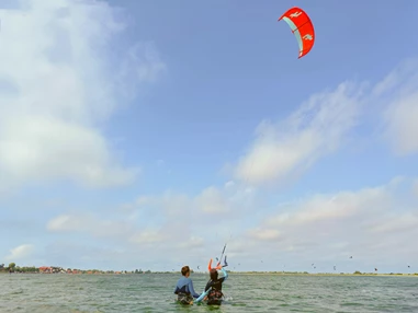 Kitesurf: Privatkurs_zwei_Kiter_im_Wasser.png - Gold Kiteacademy Kiteschule Fehmarn