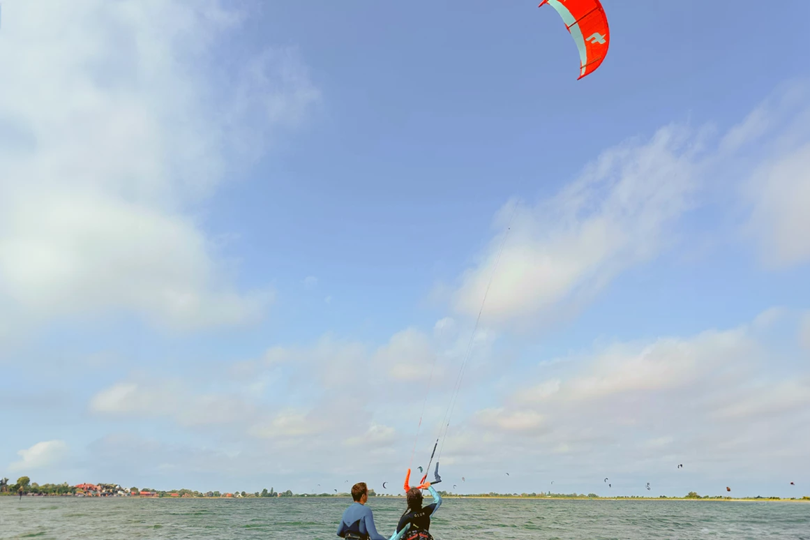 Kitesurf: Privatkurs_zwei_Kiter_im_Wasser.png - Gold Kiteacademy Kiteschule Fehmarn