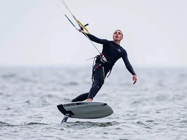 Kitesurf: Kiter_mit_foil_board_im_Meer.png - Gold Kiteacademy Kiteschule Fehmarn