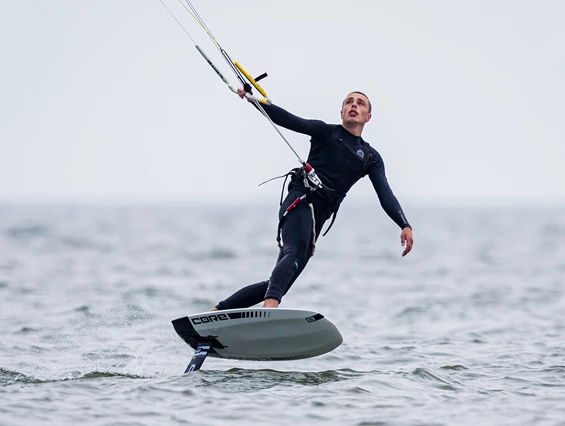 Kitesurf: Kiter_mit_foil_board_im_Meer.png - Gold Kiteacademy Kiteschule Fehmarn