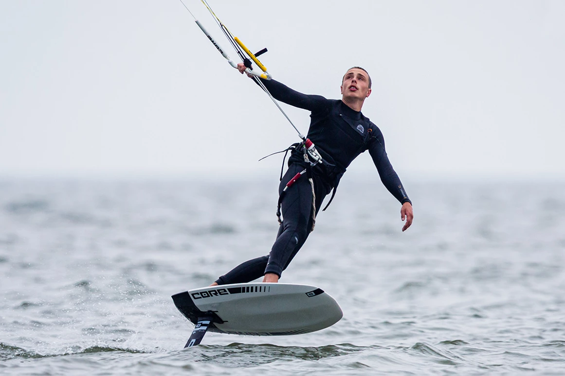Kitesurf: Kiter_mit_foil_board_im_Meer.png - Gold Kiteacademy Kiteschule Fehmarn