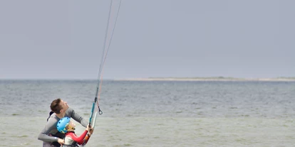 Kite school - Saisonzeiten: Juli - Schleswig-Holstein - Kiter_kind_Anfänger_schulung_im_Meer.png - Gold Kiteacademy Kiteschule Fehmarn