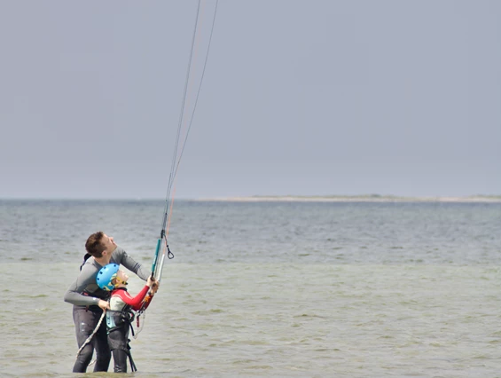 Kitesurf: Kiter_kind_Anfänger_schulung_im_Meer.png - Gold Kiteacademy Kiteschule Fehmarn