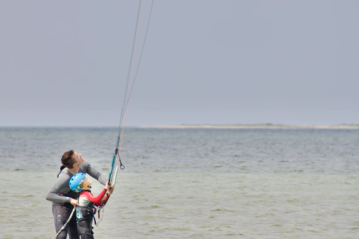 Kitesurf: Kiter_kind_Anfänger_schulung_im_Meer.png - Gold Kiteacademy Kiteschule Fehmarn
