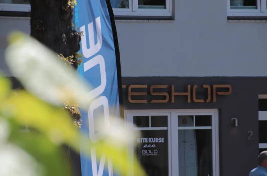 Kiteschule - Sortiment: Trapeze - Logo_Eingangsbereich_Shop.jpg
 - Gold Kiteshop 