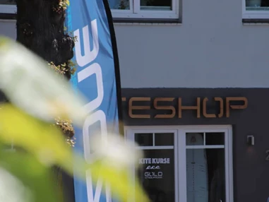 Surfshop: Logo_Eingangsbereich_Shop.jpg
 - Gold Kiteshop