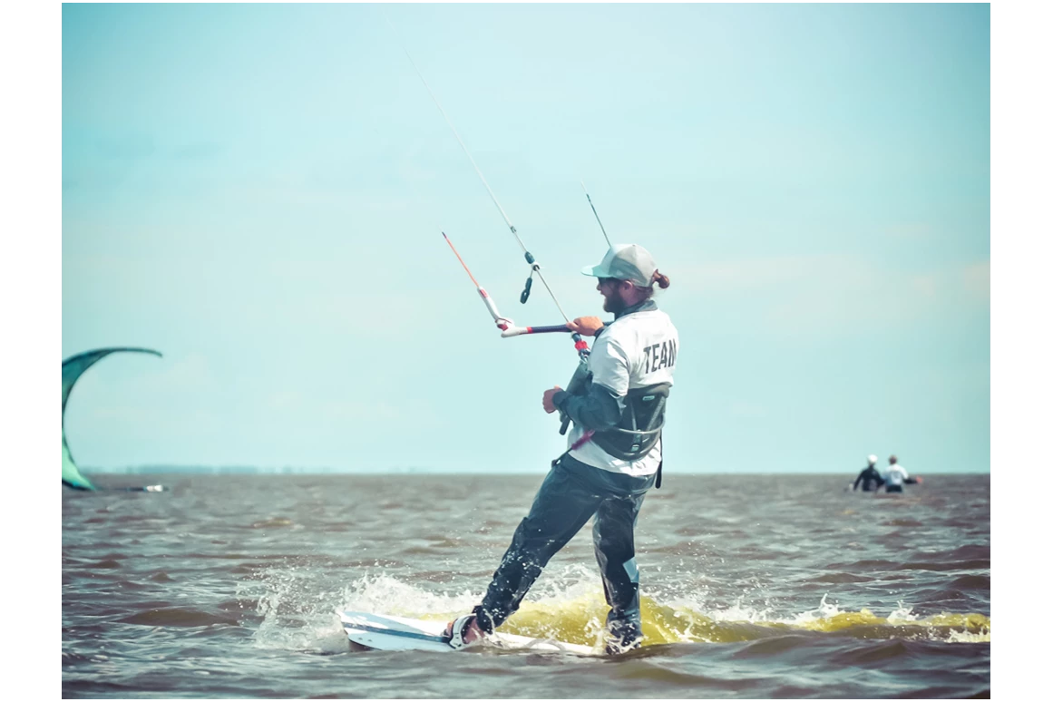 Kitesurf: LOOP IN - Surf & Kiteschule Dierhagen