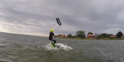Kite school - Saisonzeiten: Juli - Schleswig-Holstein - Kiteunterricht bei der kiteschule goldkite fehmarn - Goldkite Fehmarn