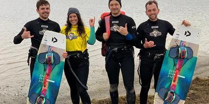 Scuola di aquiloni - Saisonzeiten: August - Kitemonkey Kiteschule Fehmarn Kitesurfkurse - Kitemonkey Kiteschule Fehmarn - Kitesurfen und Wing Foilen auf der Ostsee lernen