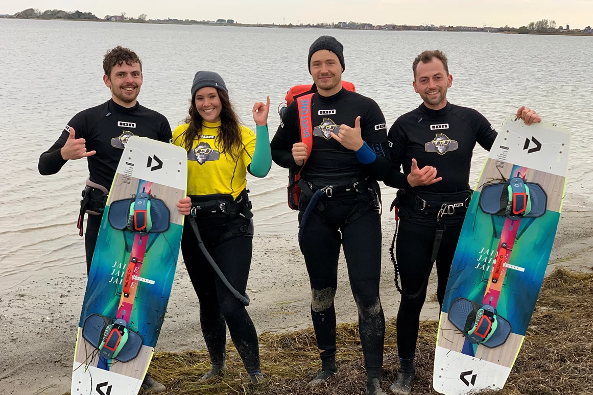 Kitesurf: Kitemonkey Kiteschule Fehmarn Kitesurfkurse - Kitemonkey Kiteschule Fehmarn - Kitesurfen und Wing Foilen auf der Ostsee lernen