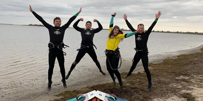 Scuola di aquiloni - Saisonzeiten: August - Kitemonkey Kiteschule Fehmarn Kitensurfen auf der Ostsee lernen - Kitemonkey Kiteschule Fehmarn - Kitesurfen und Wing Foilen auf der Ostsee lernen