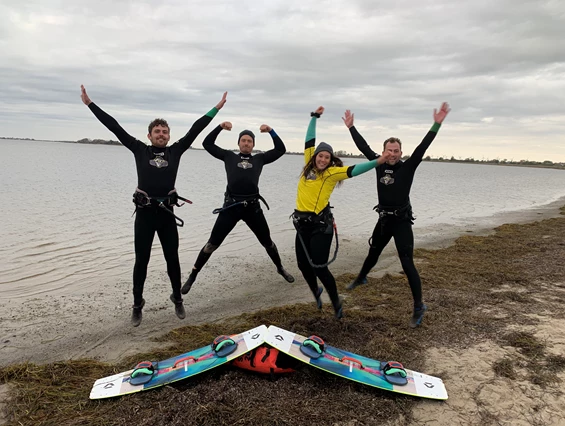 Kitesurf: Kitemonkey Kiteschule Fehmarn Kitensurfen auf der Ostsee lernen - Kitemonkey Kiteschule Fehmarn - Kitesurfen und Wing Foilen auf der Ostsee lernen