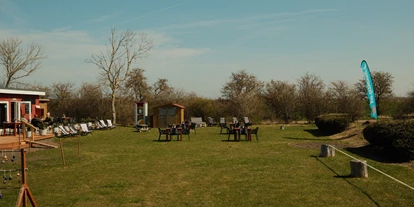 Kite school - Saisonzeiten: Juli - Schleswig-Holstein - Wiese - Primesurf Fehmarn - Cafe & Bistro / Kitesurfschule und Wingfoilcenter